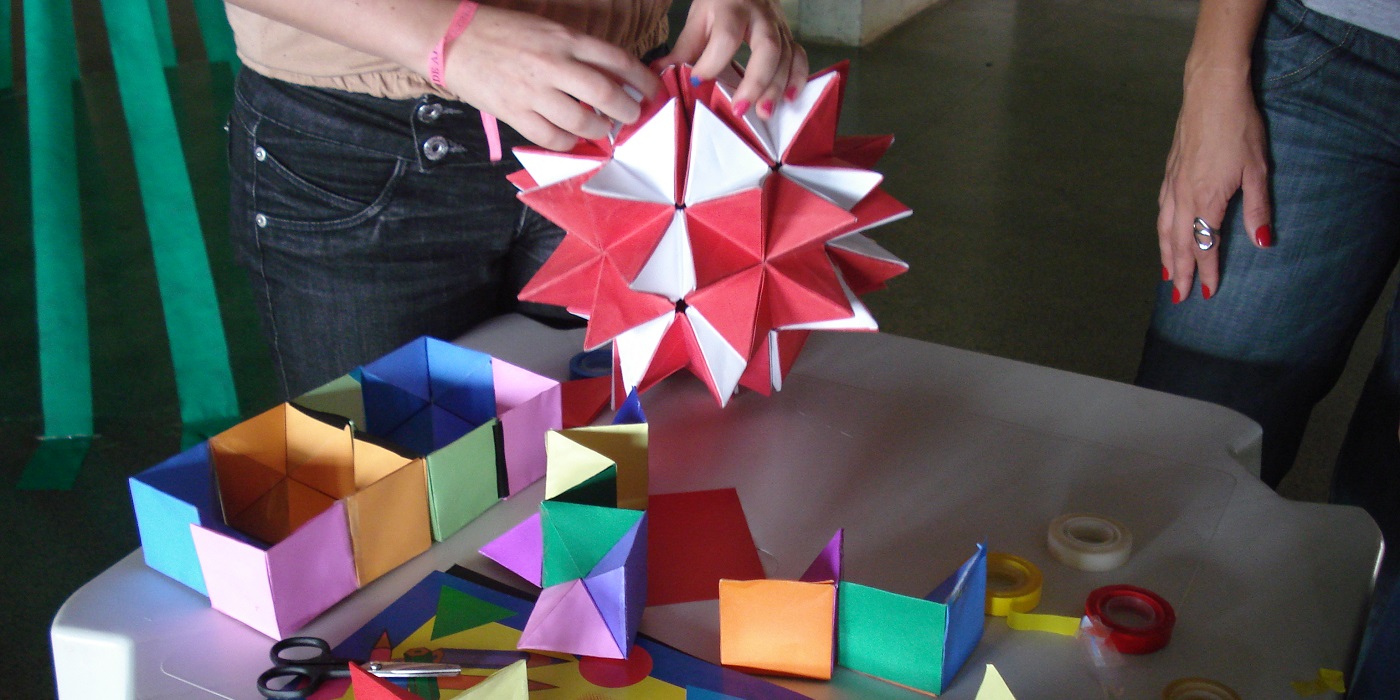 Construção de poliedro estrelado de origami